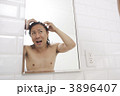 頭髪をチェックする男性