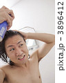 育毛剤をつける男性