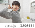 洗面所で髪の毛を結わく女の子