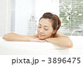 入浴する女性