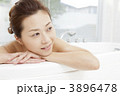 入浴する女性