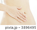 お腹を触る女性