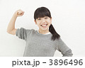ガッツポーズをする女の子
