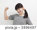 ガッツポーズをする女の子