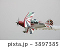 プロペラ機の曲技飛行