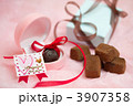 バレンタインデーイメージ～ジュエリーボックスに収められたチョコレート～