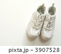 入学イメージ　　新しい真っ白な通学靴