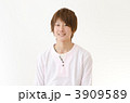カジュアルな服を着た若い男性
