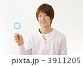 カジュアルな服を着た若い男性