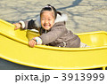 滑り台で遊ぶ女の子