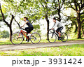 サイクリングを楽しむカップル