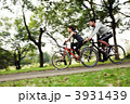 サイクリングを楽しむカップル