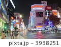 新宿駅　東口のネオン街