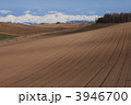 耕した畑と十勝岳連峰