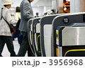 駅の改札を通る人々