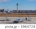 青空が広がる東京国際空港の管制塔と待機中の旅客機