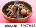 湯気を立てる煮しめ