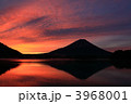 朝焼けの富士山と精進湖