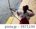 京都・三十三間堂・通し矢（大的大会）晴れ着姿の新成人が弓を持って集まります。