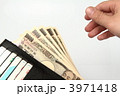 財布から現金5万円を取り出す男性の手