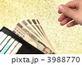財布から現金5万円を取り出す男性の手（ゴージャスver.）