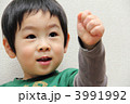 じゃんけんする男の子アップ