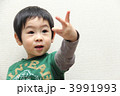 じゃんけんする男の子