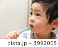 歯磨きをする男の子