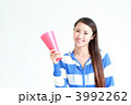 応援する若い女性
