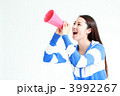 応援する若い女性