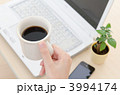 ノートパソコンと女性の手元