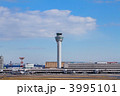 青空が広がる東京国際空港の管制塔