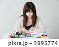 クレイ工作する若い女性