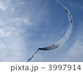 湾曲した氷と青空