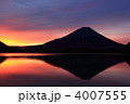 朝焼けの富士山と精進湖