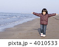 夕焼けの海と子ども