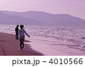 夕焼けの海とカップル