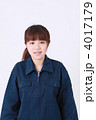 作業服を着る女性