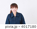 作業服を着る女性