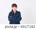 作業服を着る女性