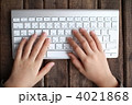 キーボードと子供の手