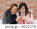 スマートフォンを楽しむベトナムの女子大生