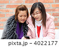 スマートフォンに驚くベトナムの女子大生
