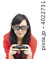 3Dゲームをする女性
