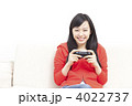 ビデオゲームをする女性