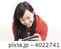 ビデオゲームをする女性