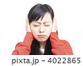 耳を塞ぐ女性
