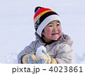 雪のおにぎりを持つ女の子