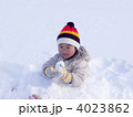 雪に埋もれる女の子