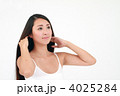 若い女性（ヘアケア）
